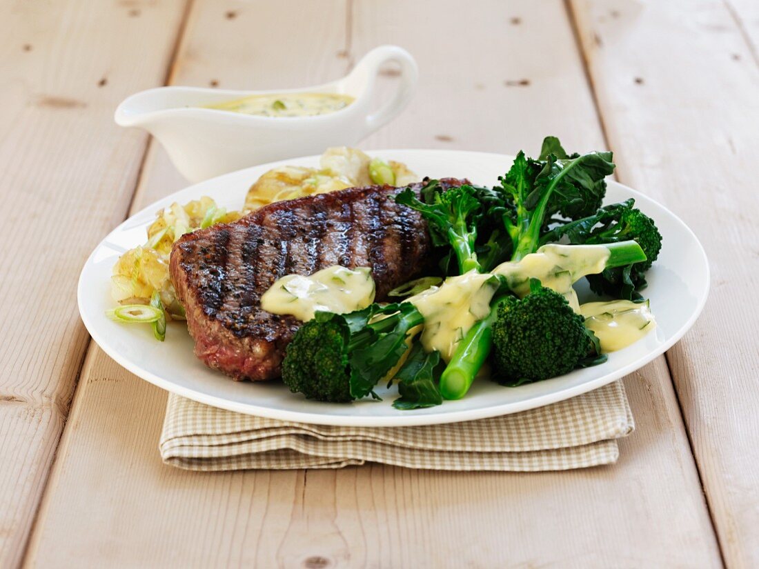 Sirloin steak with broccoli, mashed potatoes and Bernaise sauce