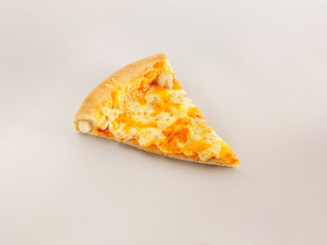 Ein Stück Käsepizza mit gefülltem Rand
