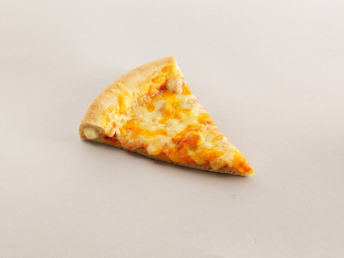 Ein Stück Käsepizza mit gefülltem Rand