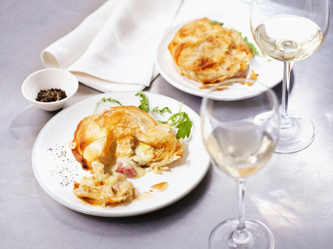 Puff pastry tartlet with chicken, bacon and leek