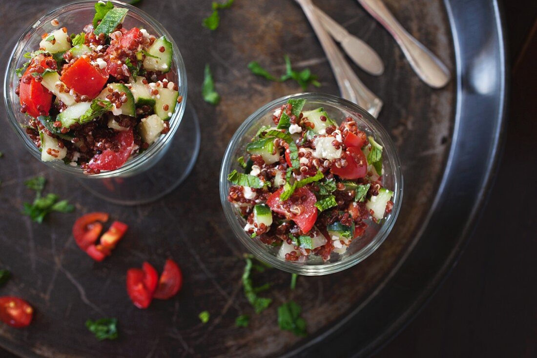 Salat mit rotem Quinoa, Tomate, Gurke, Fetakäse und Minze