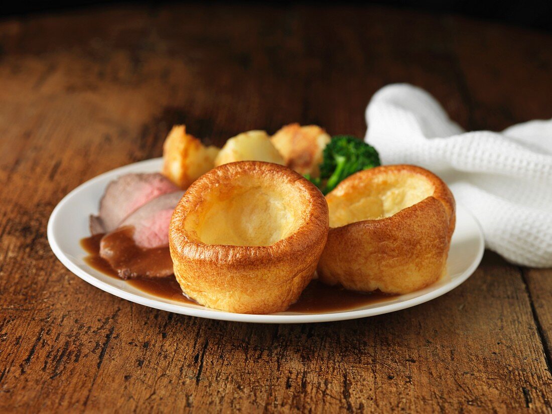 Roast beef with Yorkshire puddings, broccoli and potatoes (England)