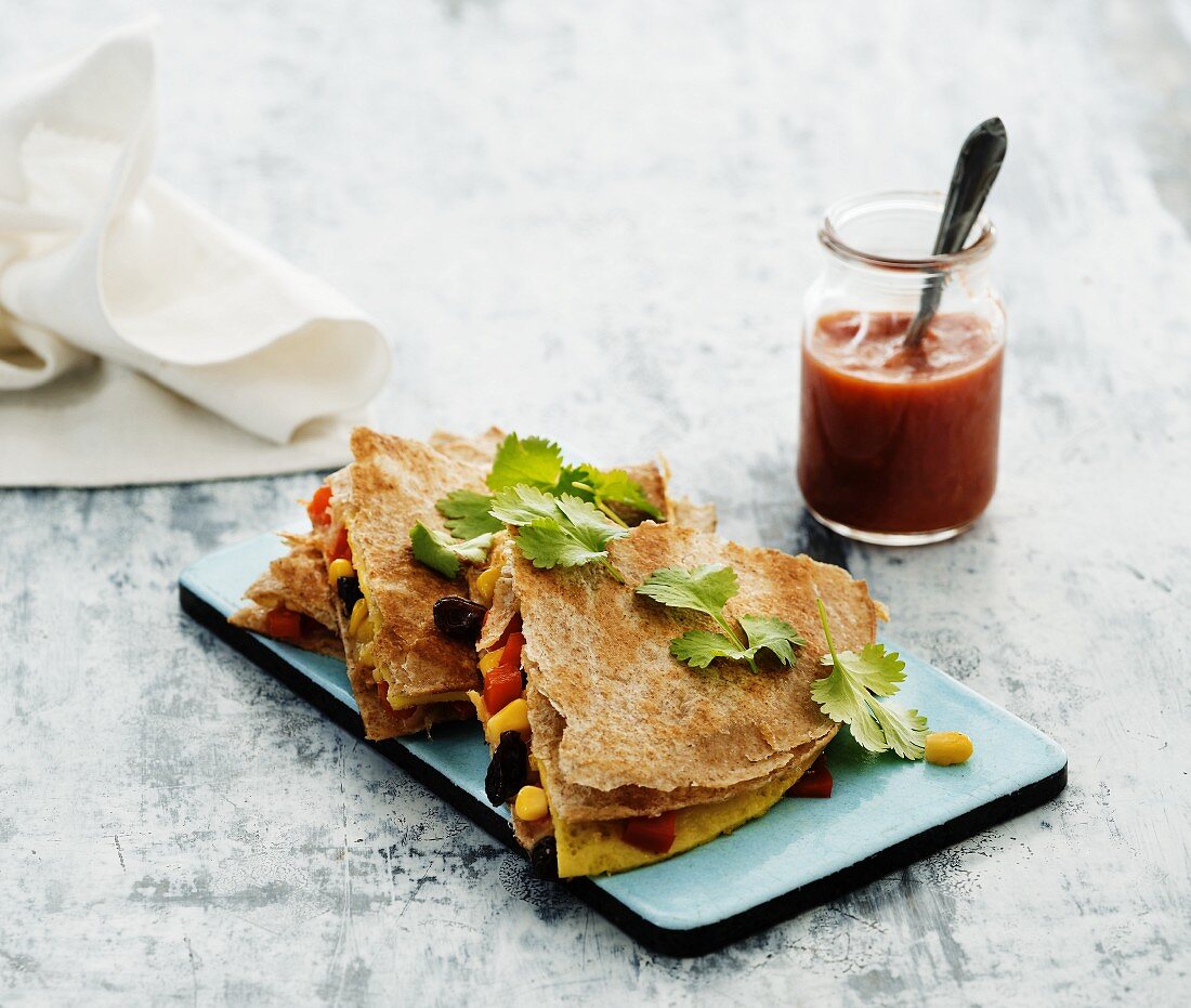 Eier-Quesadillas mit Mais, Koriandergrün und Tomatensauce