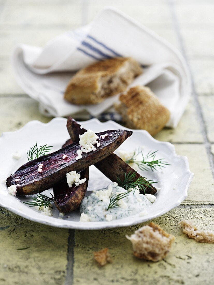 Gegrillte Rote Bete mit Feta-Dill-Sahne und frischem Brot