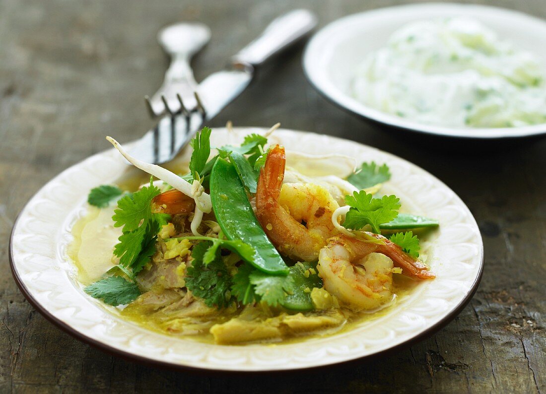 Gelbes Garnelencurry mit Gemüse