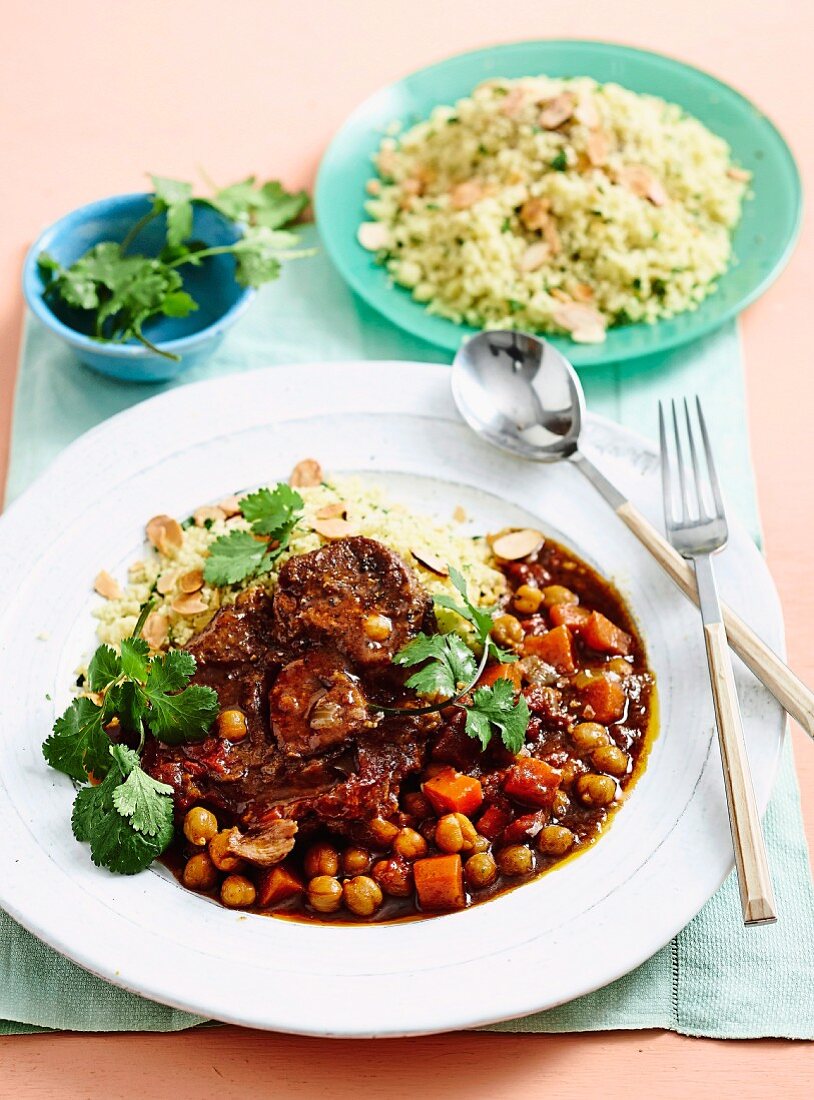 Ossobuco mit Kichererbsen aus dem Ofen, dazu Couscous