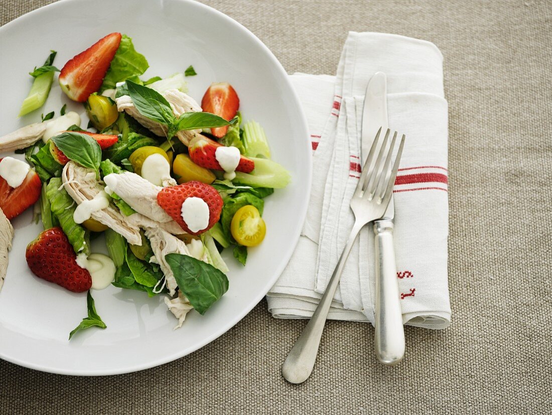 Spicy salad with strawberries, chicken and tomatoes