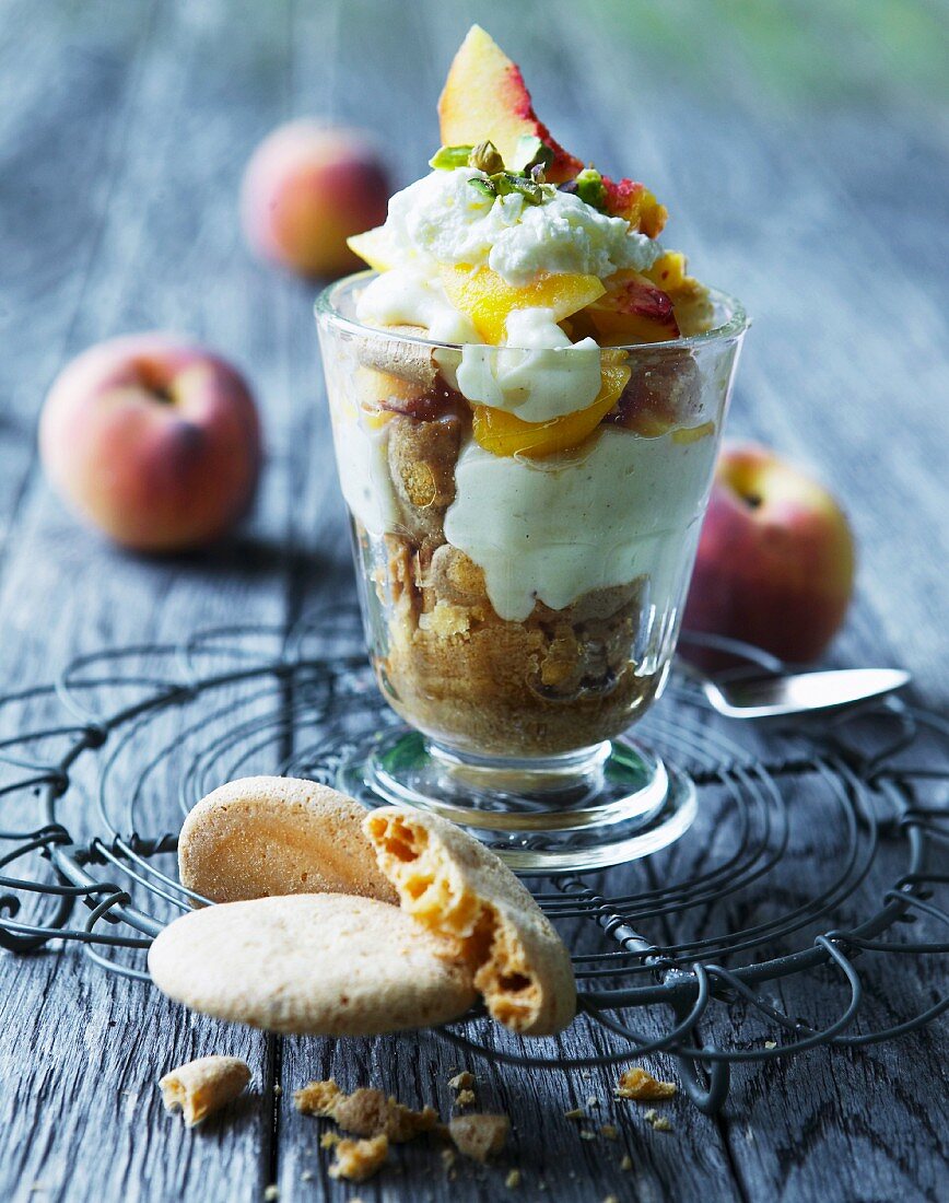 Dessert mit frischen Pfirsichen, Makronen & Sahne