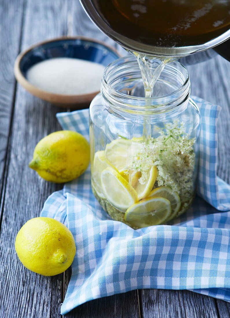 Holunderblütensirup mit Zitronenscheiben