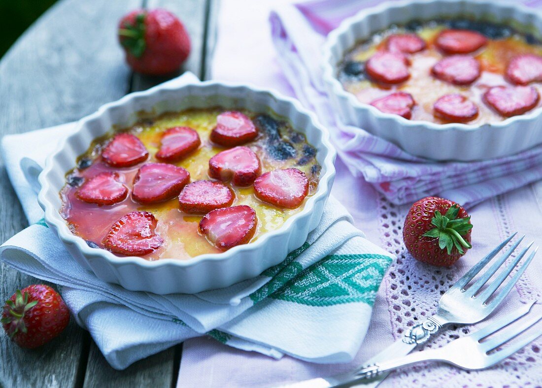 Crème brûlée with strawberries
