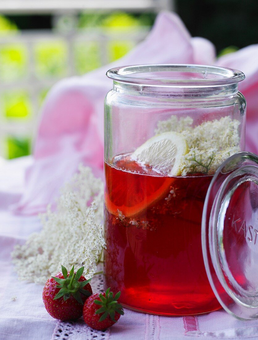 Holunderblütensirup mit Erdbeeren