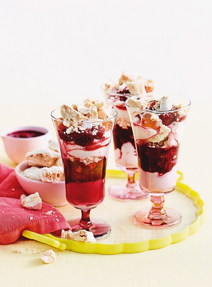 Eton Mess mit Himbeeren und Turkish Delight in drei Gläsern