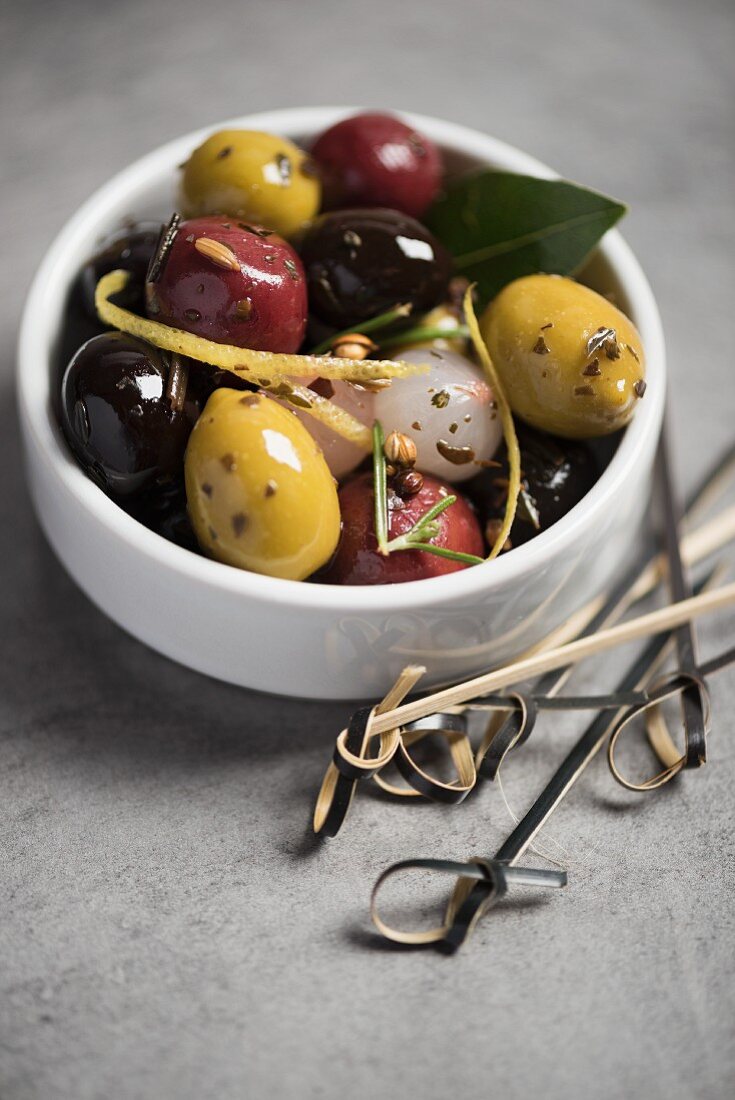 Oliven und Perlzwiebeln mit Kräutern in einer Vinaigrette aus Rotweinessig und Olivenöl