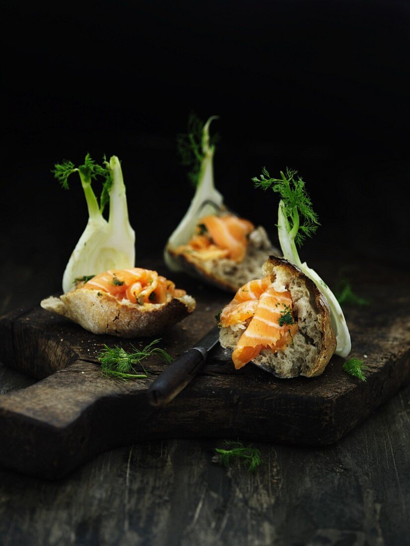 Toasted bread with salmon flakes and fennel