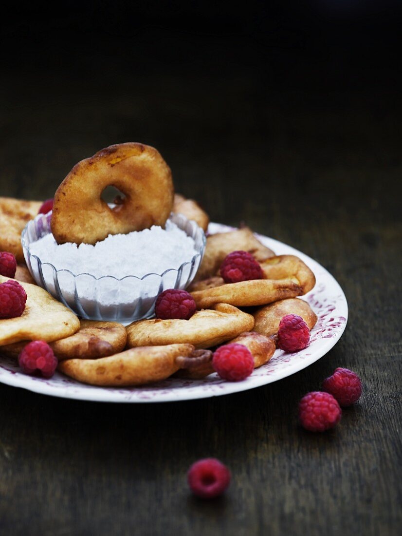 Apfelküchle mit Himbeeren und Puderzucker