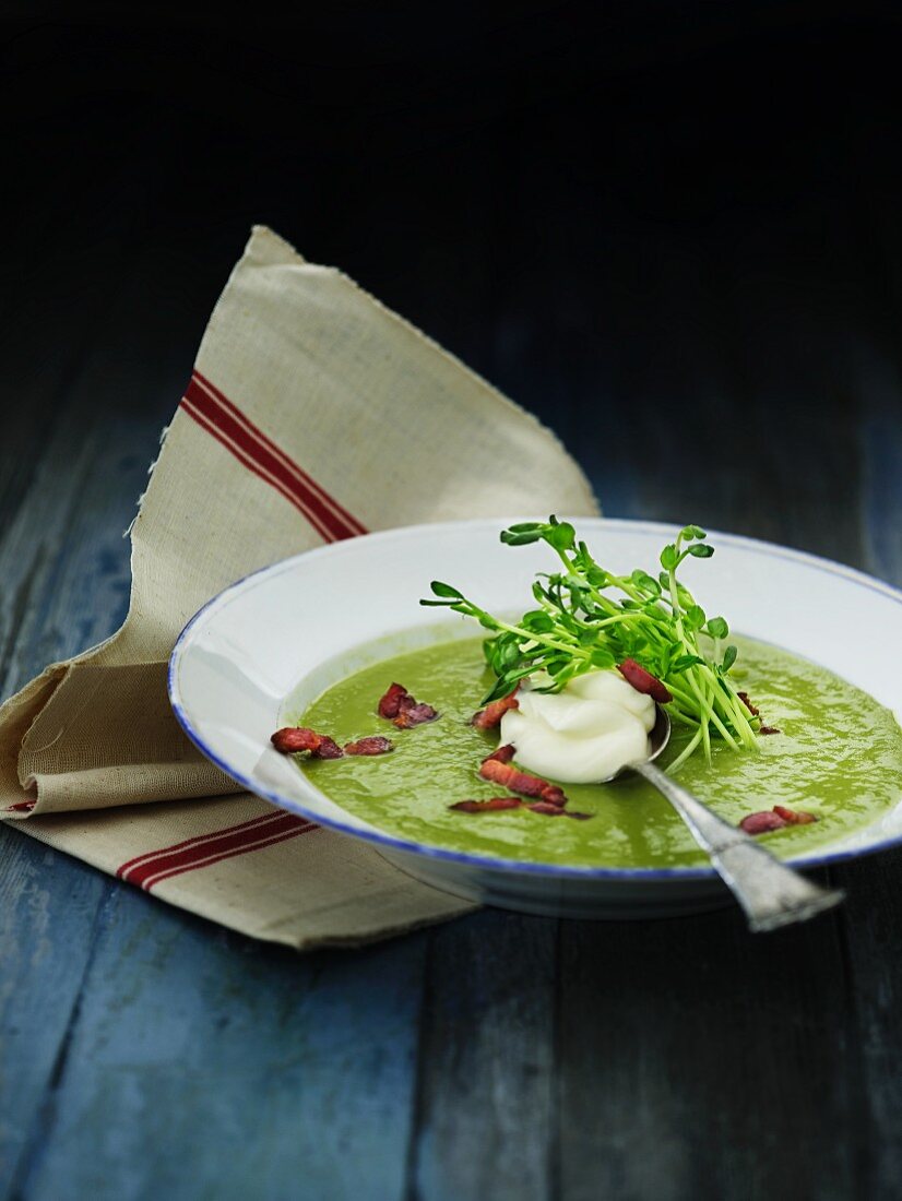 Erbsencremesuppe mit Speck, Creme Fraiche und Erbsensprossen