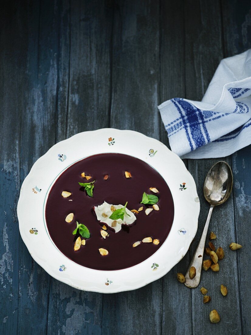 Blueberry soup with pistachio nuts