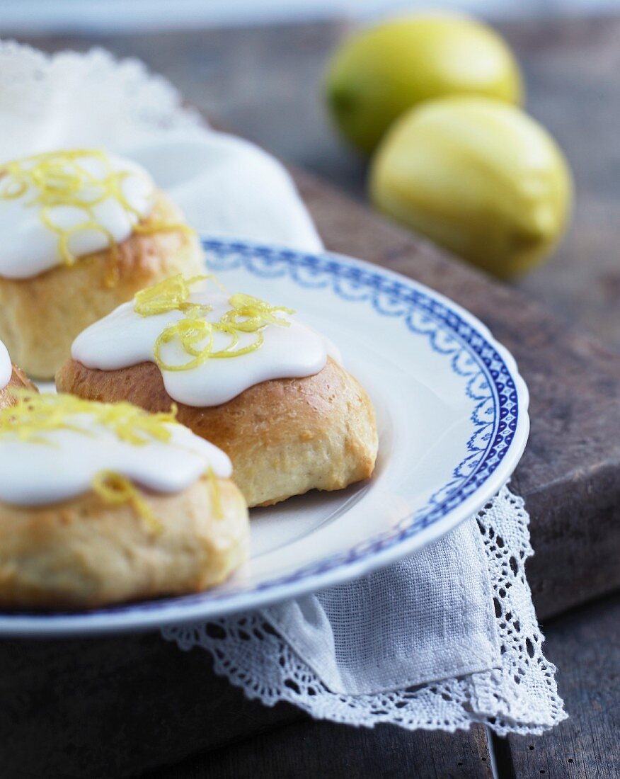 Hefebrötchen mit Zuckerguss und Zitronenzesten