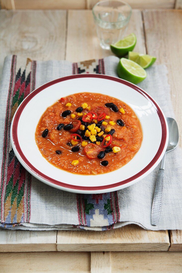 Süssartoffel-Tomatensuppe mit Zuckermais, Chili und schwarzen Bohnen