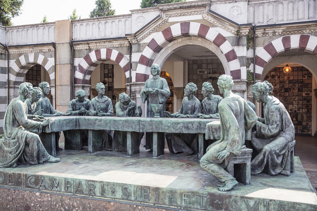 Das letzte Abendmahl aus Bronze auf dem Grab von Davide Campari, Cimitero Monumentale, Mailand