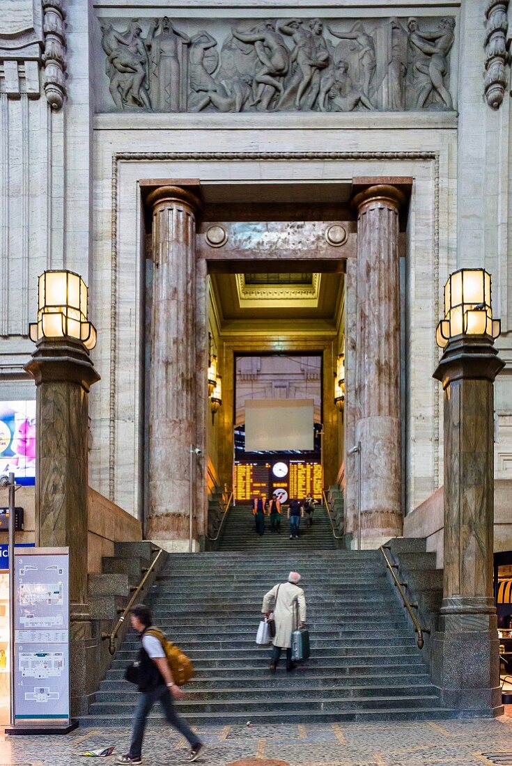 Der mächtige Eingang zur Stazione Centrale, dem Hauptbahnhof Mailands