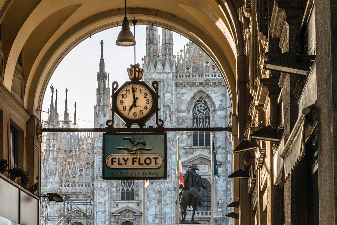 Durch den engen Gang des Passaggio Duomo gelangt man zum Reiterstandbild von Vittorio Emanuele II, Mailand