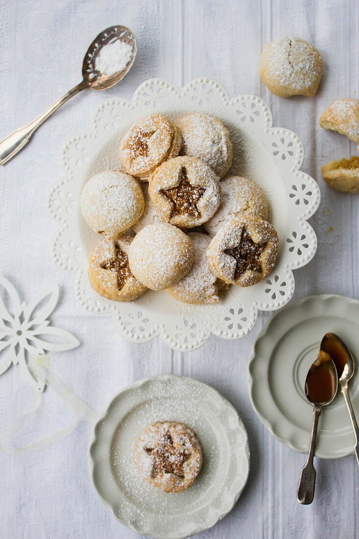 Biscuits filled with apples, nuts and caramel