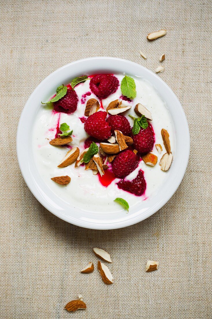 Joghurt mit Himbeeren und Mandeln