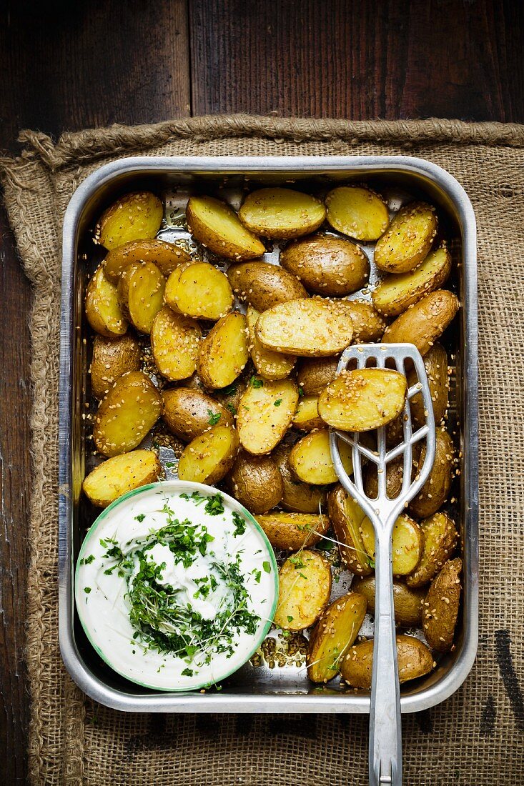 Sesame potatoes with herb quark