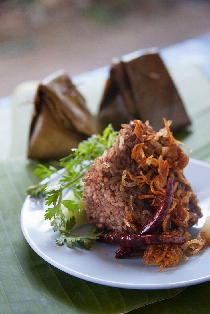 Gedämpfter Reiskuchen mit Chilischoten und frittiertem Knoblauch (Thailand)