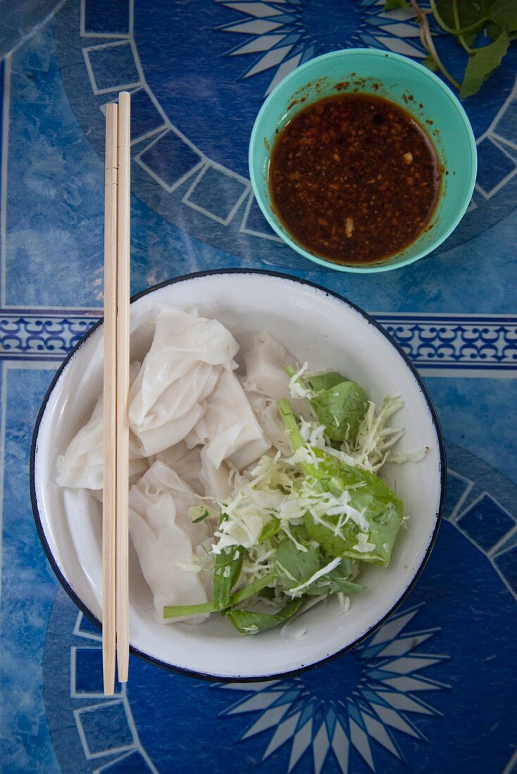 Rice noodle salad with cabbage and spicy sauce (Thailand)