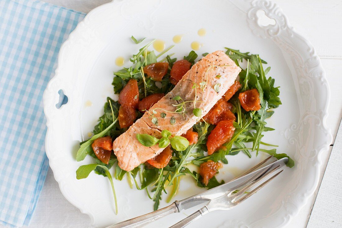 Gedünsteter Lachs auf Rucola