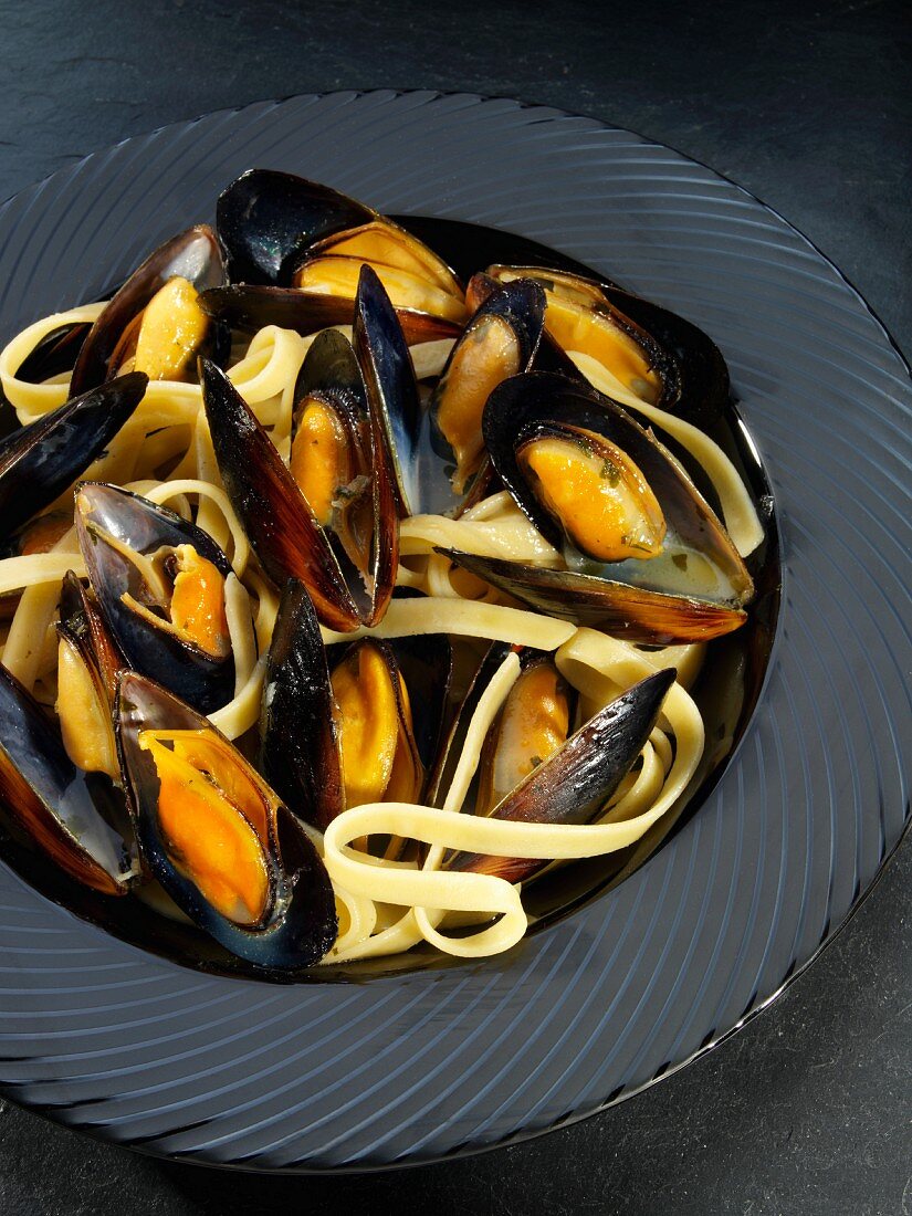 In Weißwein gedünstete Muscheln auf Linguine