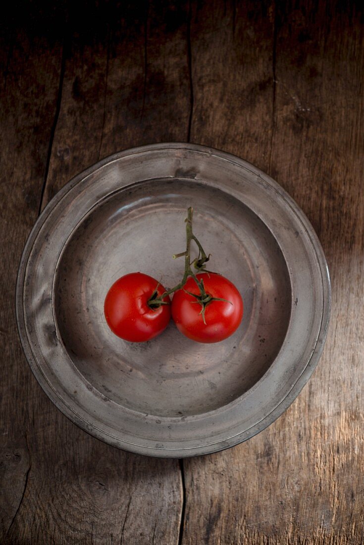Zwei Tomaten auf Metallteller