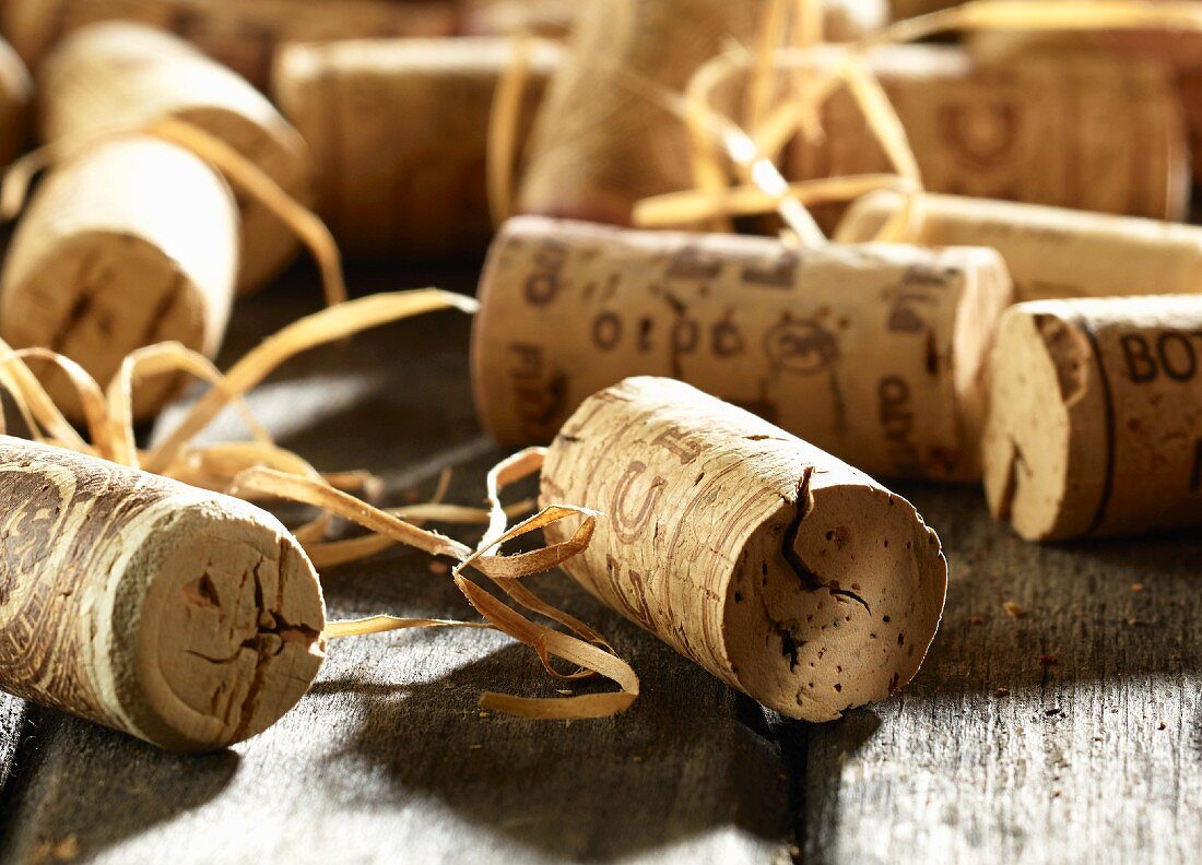 Weinkorken auf altem Holztisch