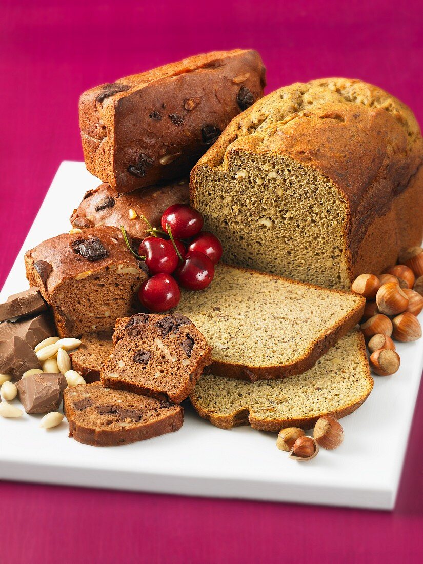 Haselnuss-Buchweizen-Brot und Schokoladen-Mandel-Brot