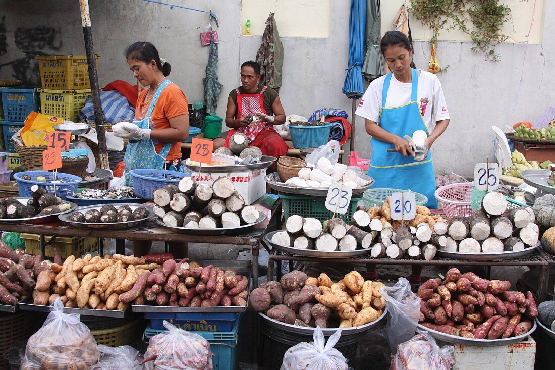 Taro- und Yamwurzeln auf dem Markt, Thailand