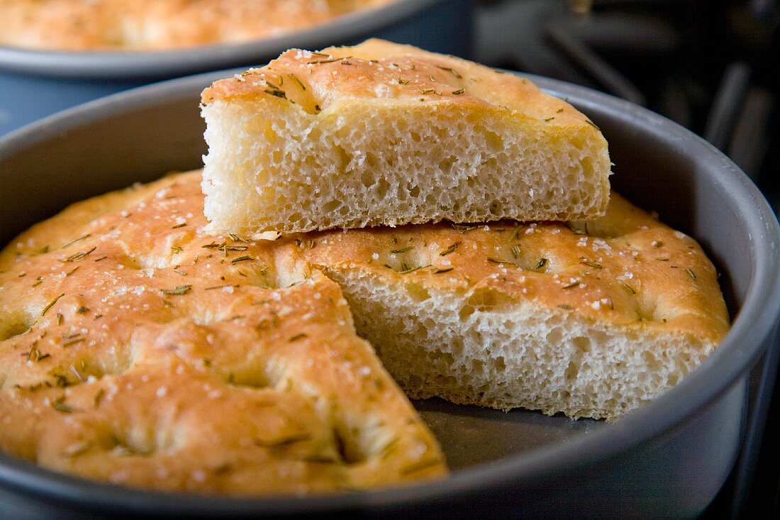 Focaccia in der Backform, angeschnitten