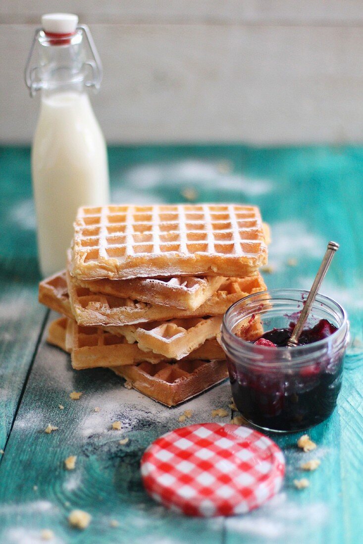 Waffeln, Milch und Marmelade