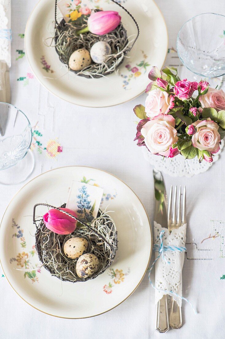 Österlich gedeckter Tisch mit Blumenbouquet & Osterkörbchen (Aufsicht)