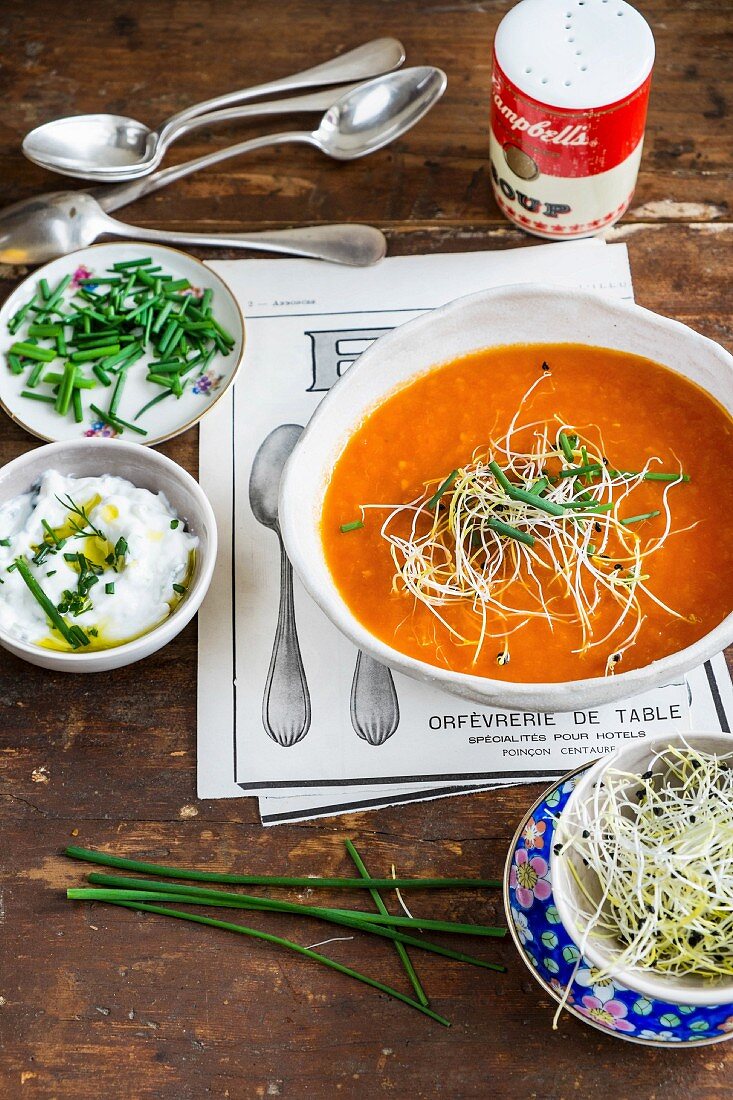 Tomatencremesuppe mit Frischkäse und Sprossen