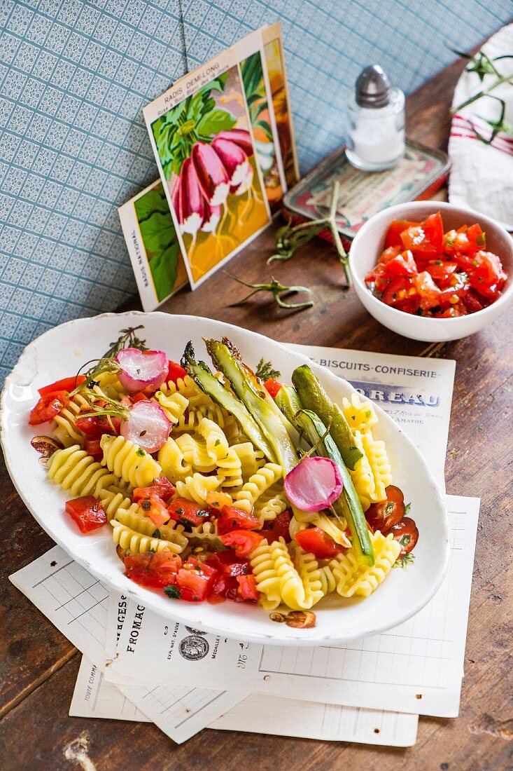 Pasta with tomatoes, asparagus and radishes