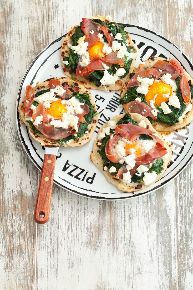 Mini-Tortilla-Pizzen mit Spinat, Schinken, Ei und Feta