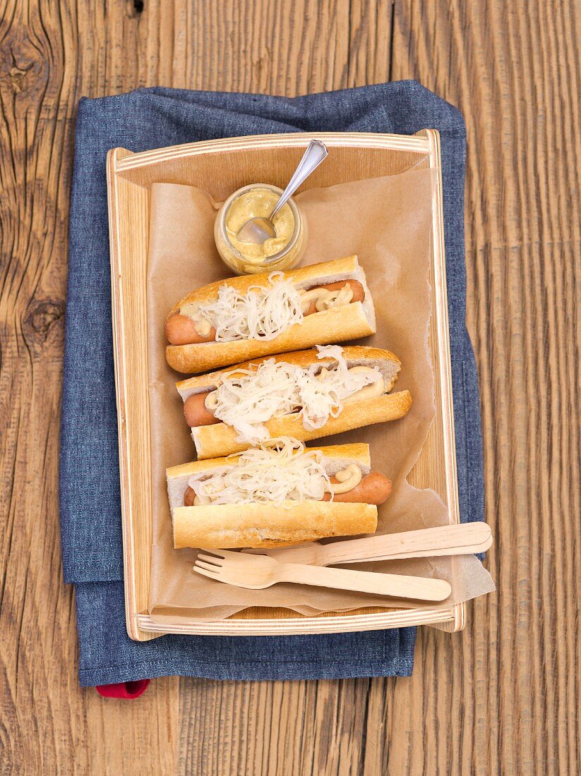 Hot Dogs mit Senf und Sauerkraut (New York Style)
