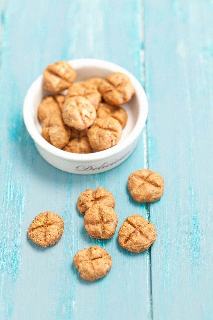 Tuna and wholemeal cookies as cat food