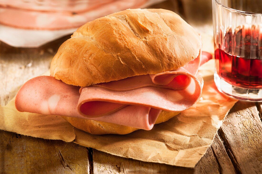 Brötchen mit Mortadella auf Papier