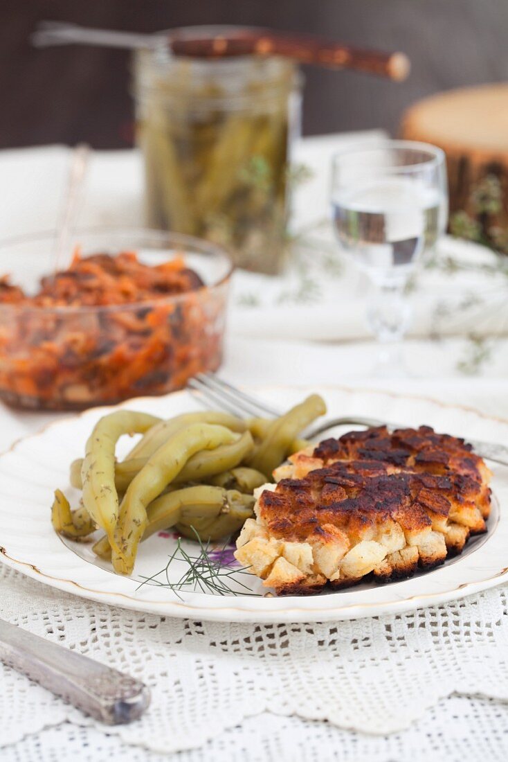 Breaded chicken cutlets with green beans