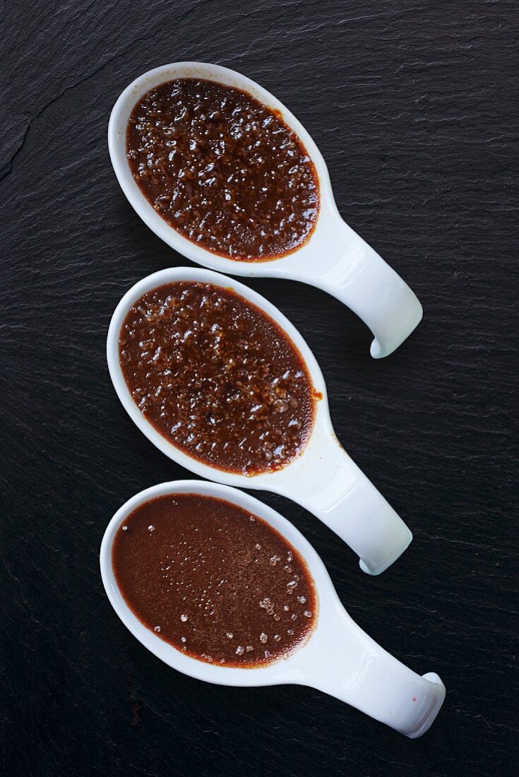 Schokoladen-Creme-Brulee auf Probierlöffeln