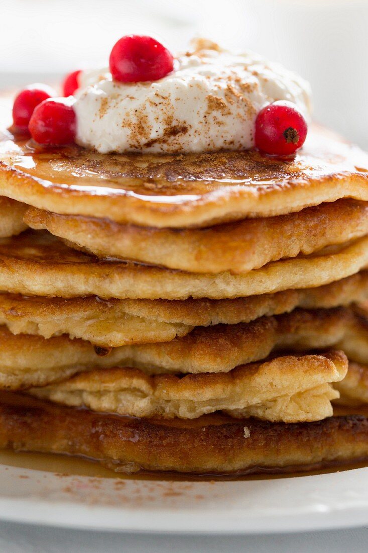 Pancakes mit Kokos-Zimt-Quark und roten Johannisbeeren (Close Up)