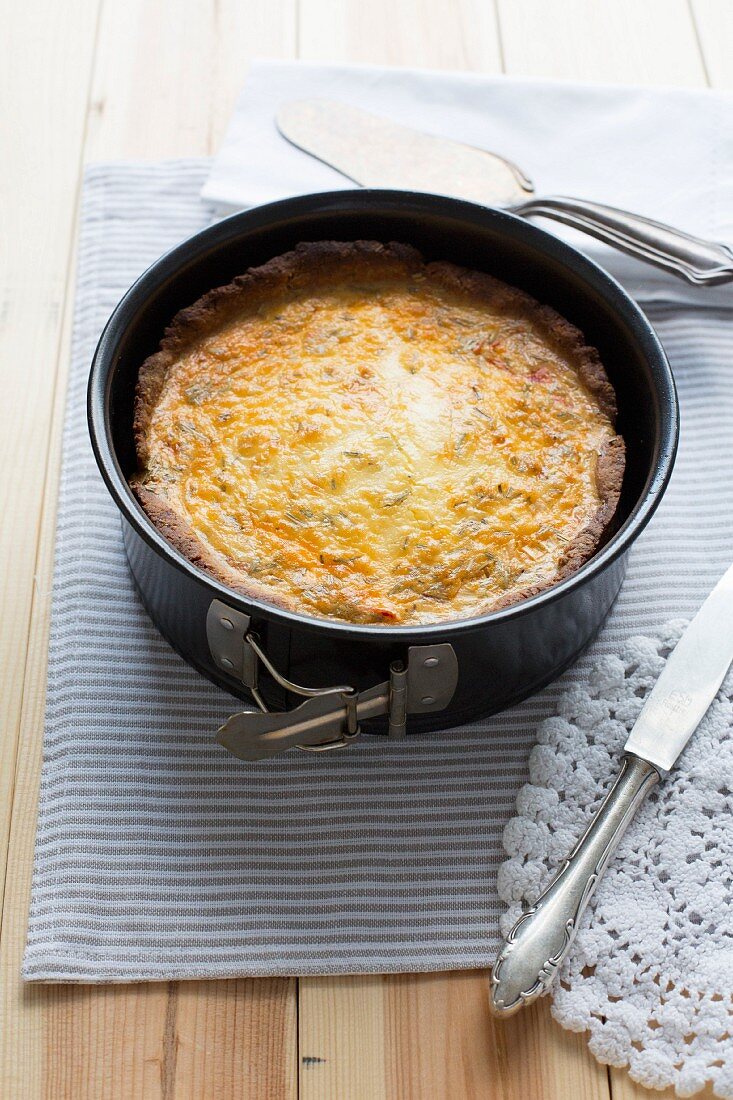 Quiche mit Tomaten in der Backform